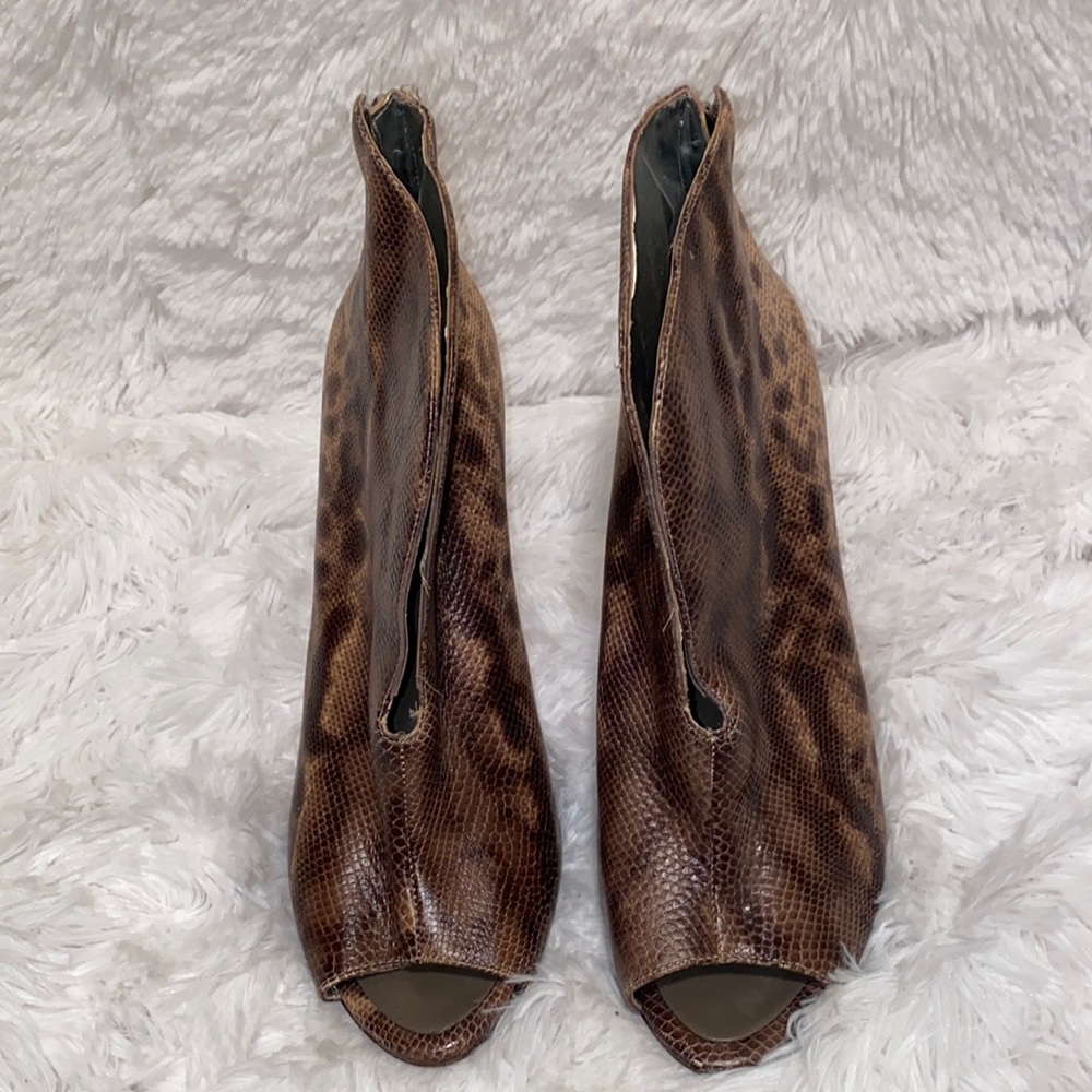 Vince camuto size 10. Tan multi Snake print